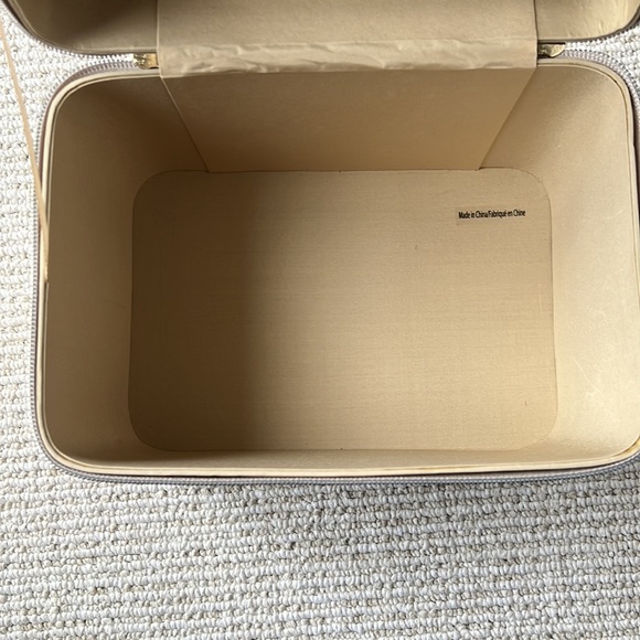 CPB large cosmetic bag with handle and mirror - Picture 3 of 10